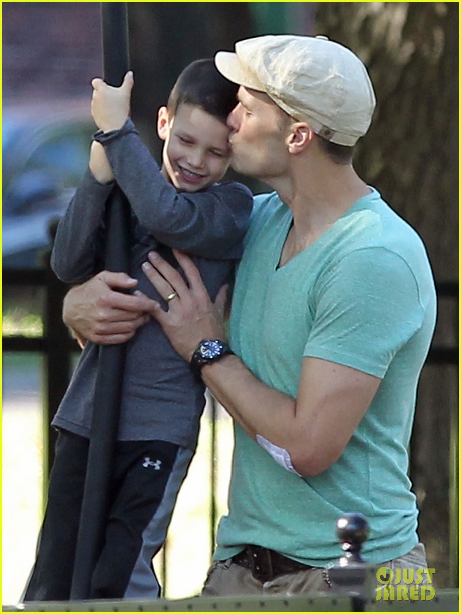 Tom Brady Showers Benjamin & John with Kisses & Hugs! Photo 2953023