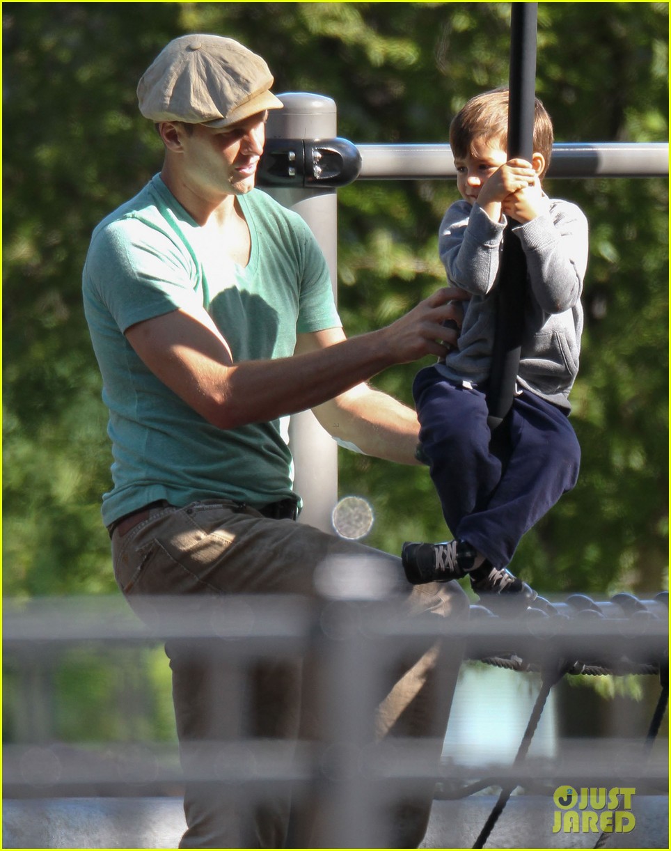 Tom Brady Showers Benjamin & John with Kisses & Hugs! Photo 2953024