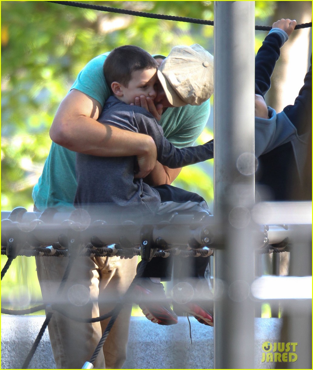 Tom Brady Showers Benjamin & John with Kisses & Hugs! Photo 2953025