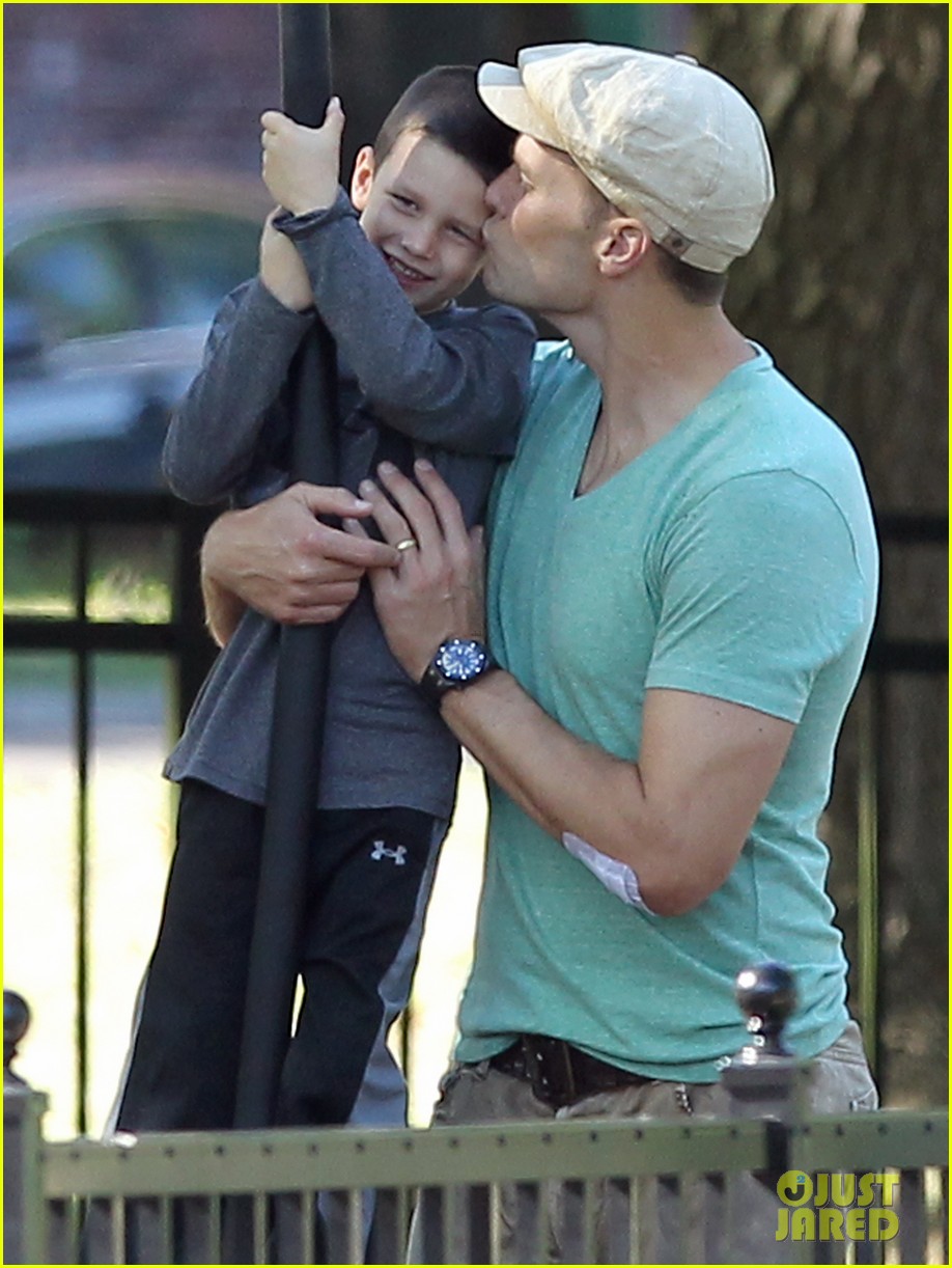 Tom Brady Showers Benjamin & John with Kisses & Hugs! Photo 2953029