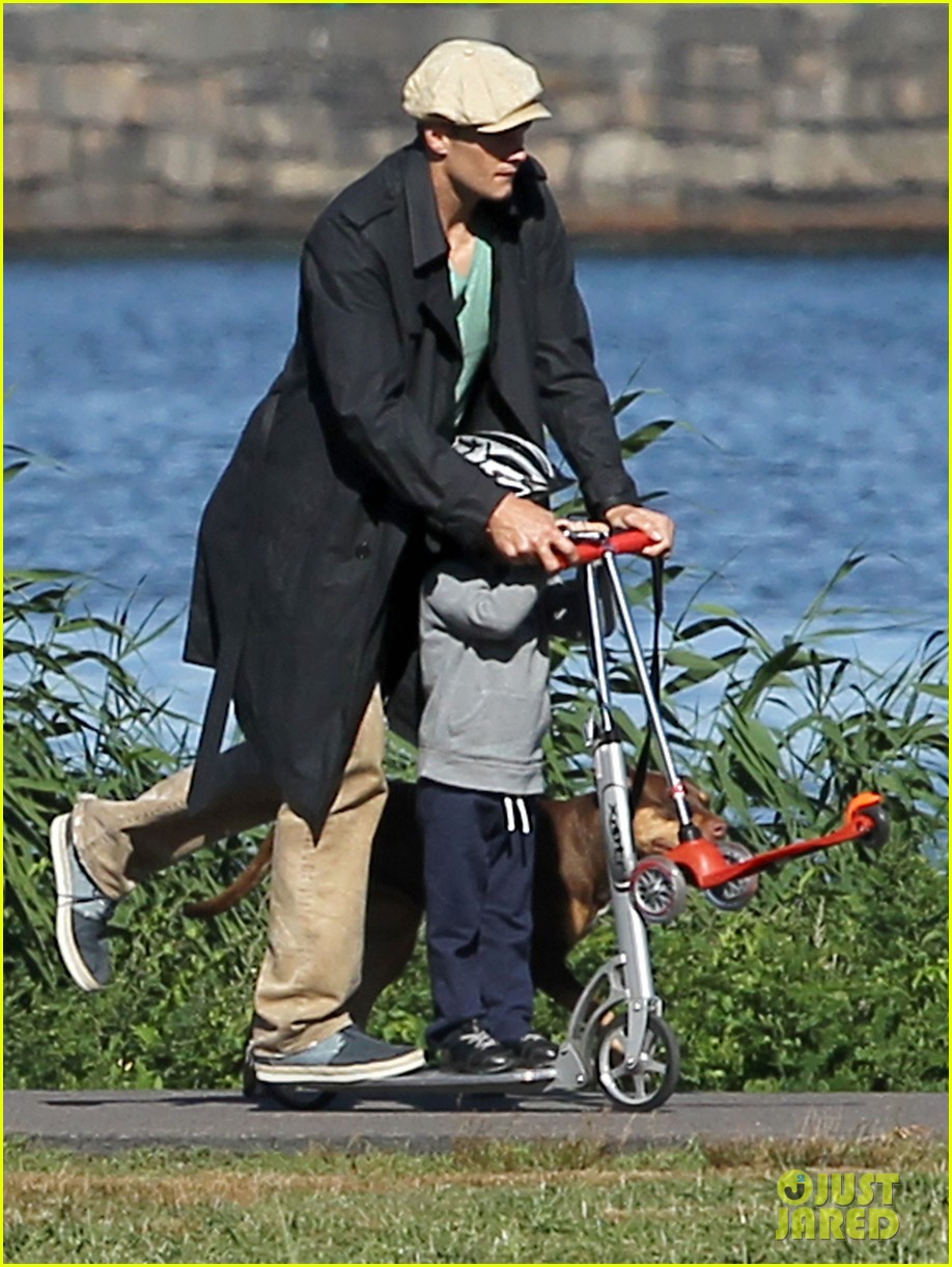 Tom Brady Showers Benjamin & John with Kisses & Hugs! Photo 2953032