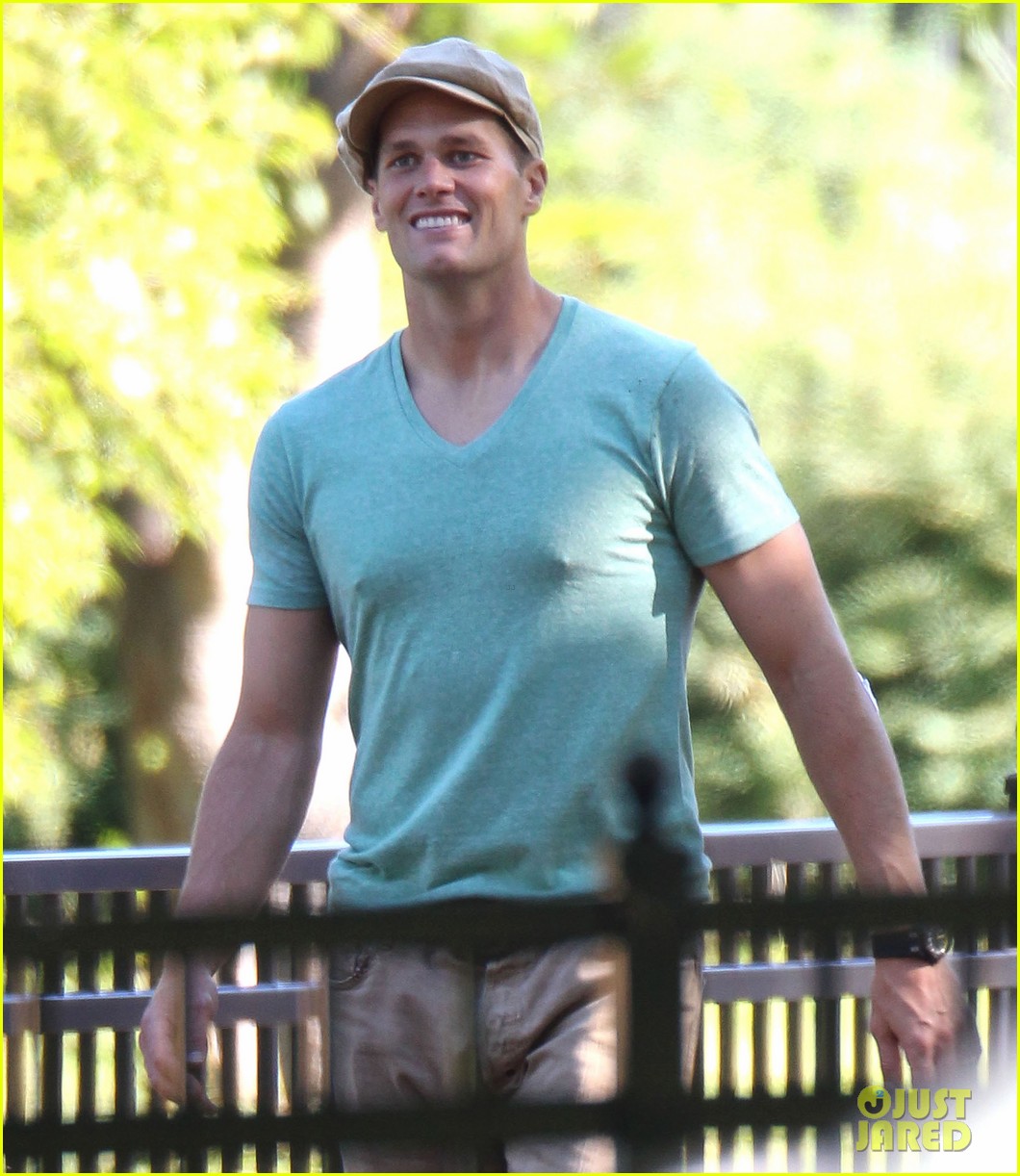 Tom Brady Showers Benjamin & John with Kisses & Hugs! Photo 2953034