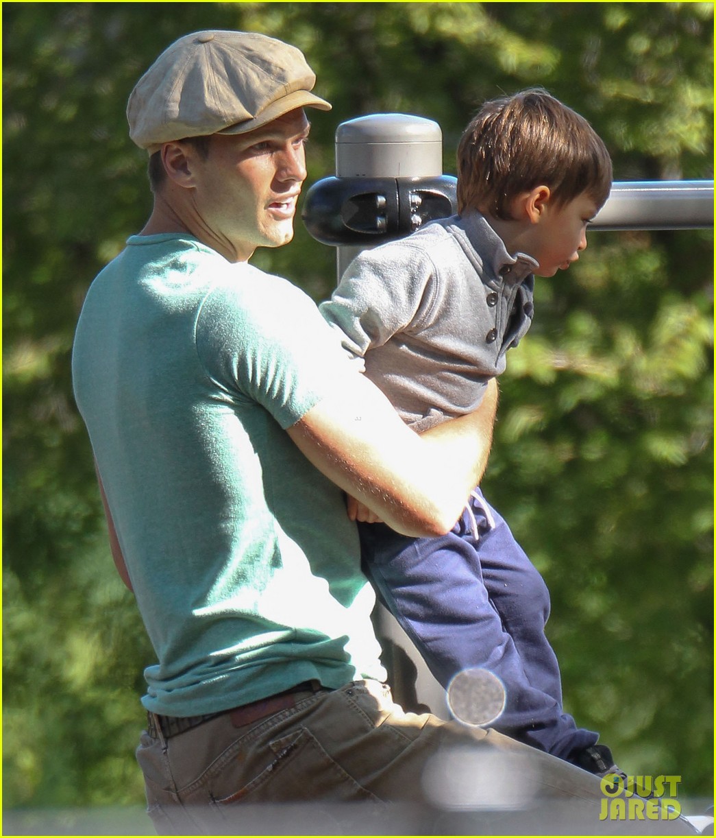 Tom Brady Showers Benjamin & John with Kisses & Hugs! Photo 2953039