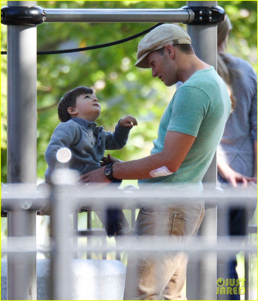 Tom Brady Showers Benjamin & John with Kisses & Hugs! Photo 2953044