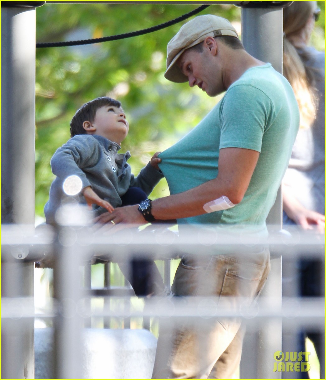 Tom Brady Showers Benjamin & John with Kisses & Hugs! Photo 2953045