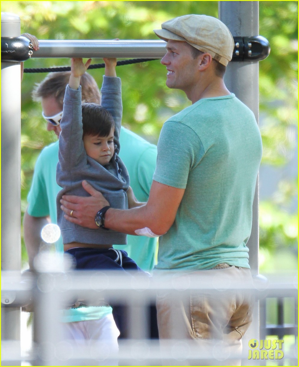 Tom Brady Showers Benjamin & John with Kisses & Hugs! Photo 2953047