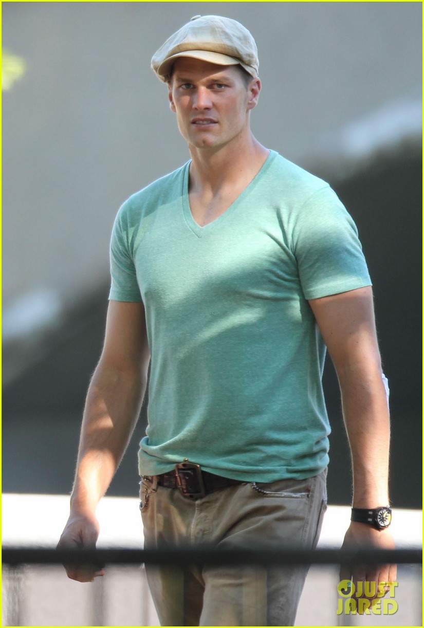 Tom Brady Showers Benjamin & John with Kisses & Hugs! Photo 2953052