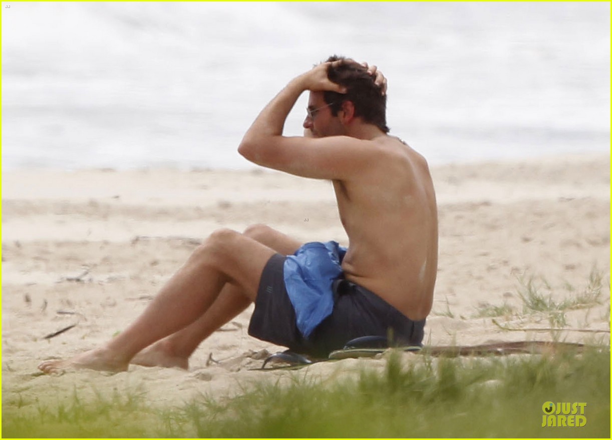 bradley cooper shirtless relaxing beach stud in hawaii 122952287. 