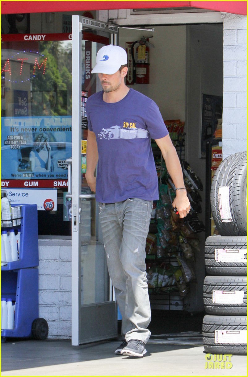 Josh Duhamel 'Safe Haven' Available on Netflix Now! Photo 2951861