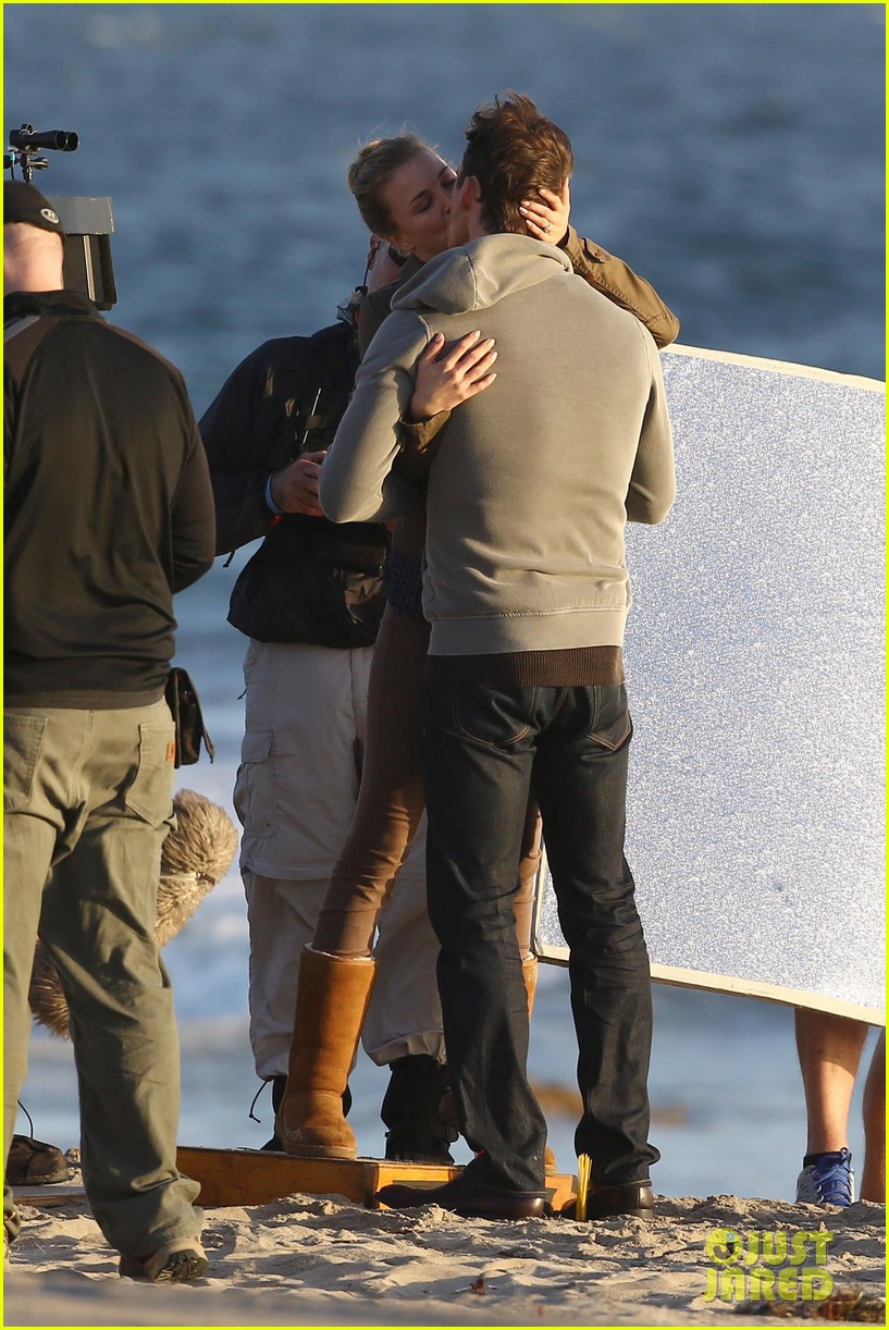 Emily VanCamp Kisses Barry Sloane for 'Revenge' Beach Scene: Photo ...