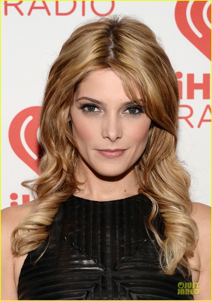 ashley-greene-stephen-amell-iheartradio-music-festival-presenters-photo-2956447-ashley