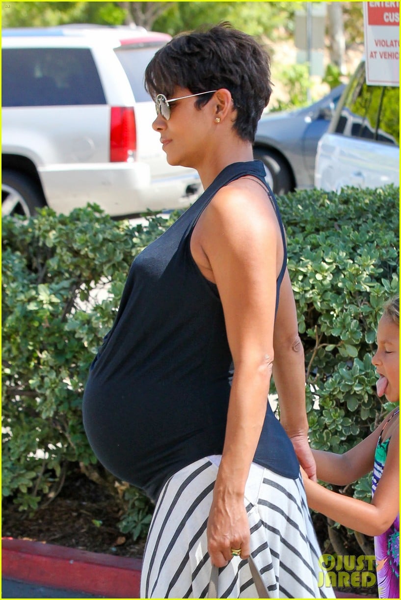 Halle Berry & Olivier Martinez Pinz Bowling Party with Nahla Photo