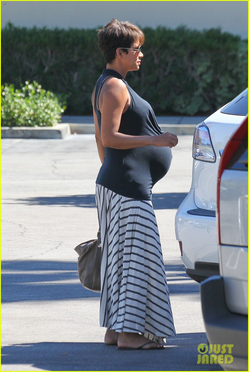 Halle Berry & Olivier Martinez Pinz Bowling Party with Nahla Photo