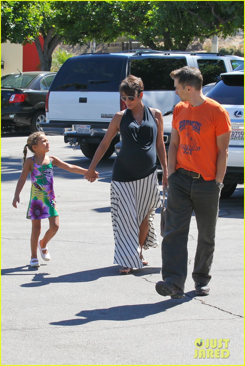 Halle Berry & Olivier Martinez Pinz Bowling Party with Nahla Photo