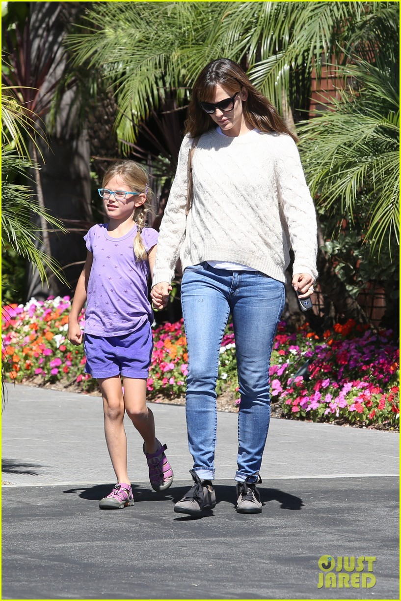 Photo: jennifer garner takes violet to her basketball game 09 | Photo