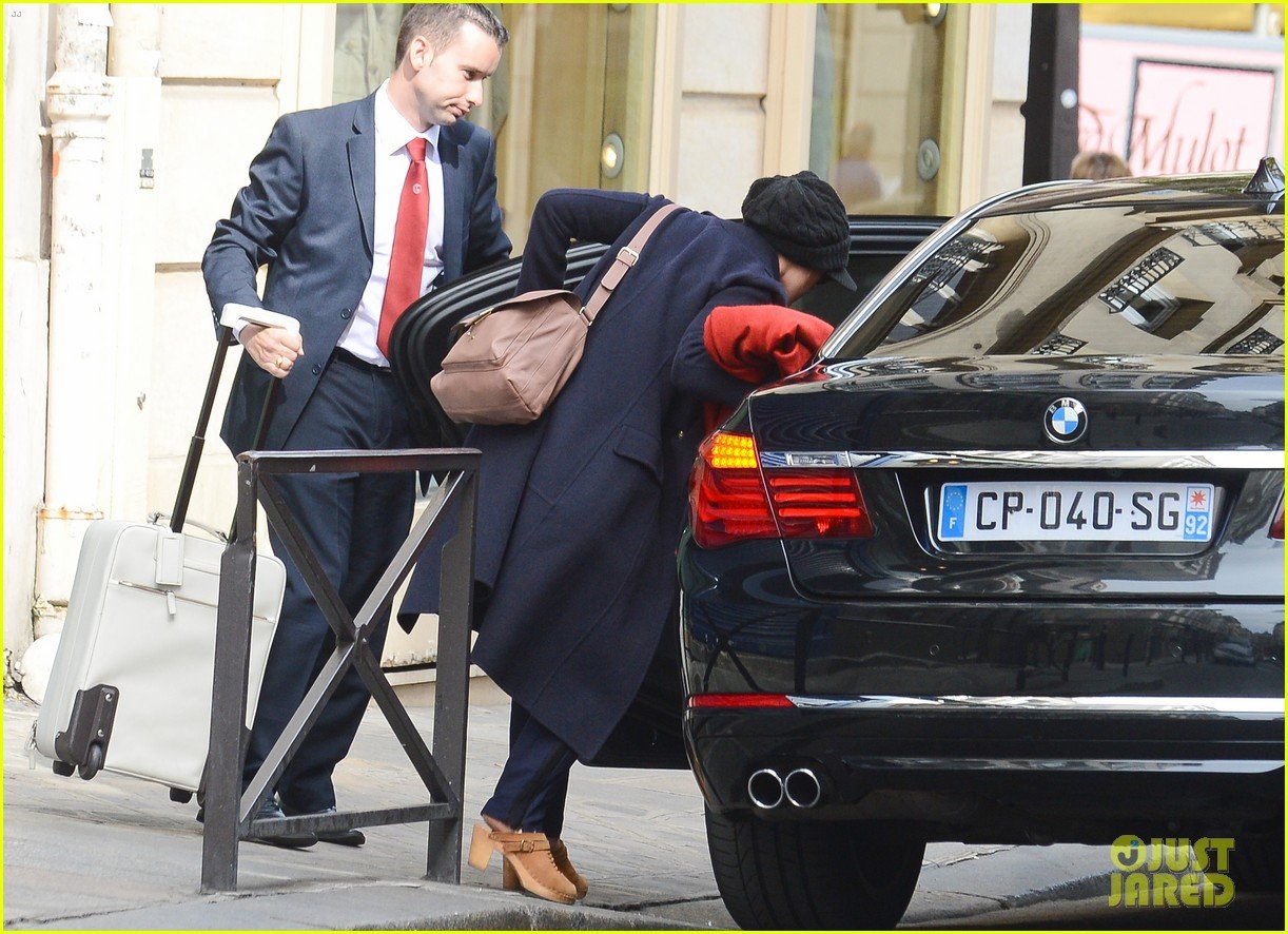 Scarlett Johansson Heads to Toronto After Paris Trip Photo 2947367