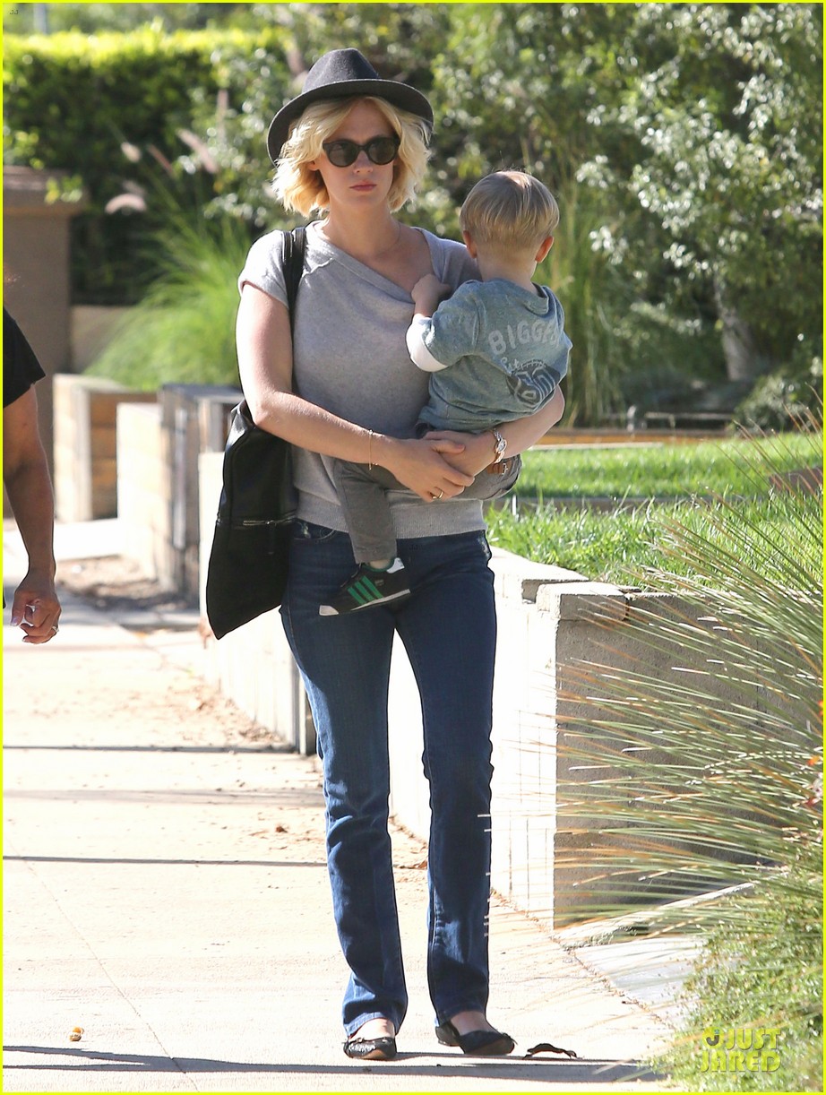 January Jones 'Mad Men' Cast Knows How to Celebrate! Photo 2959397(02)