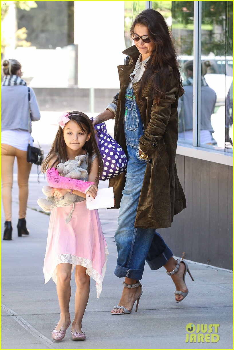 Katie Holmes: Nail Salon Stop with Suri!: Photo 2957630 | Celebrity