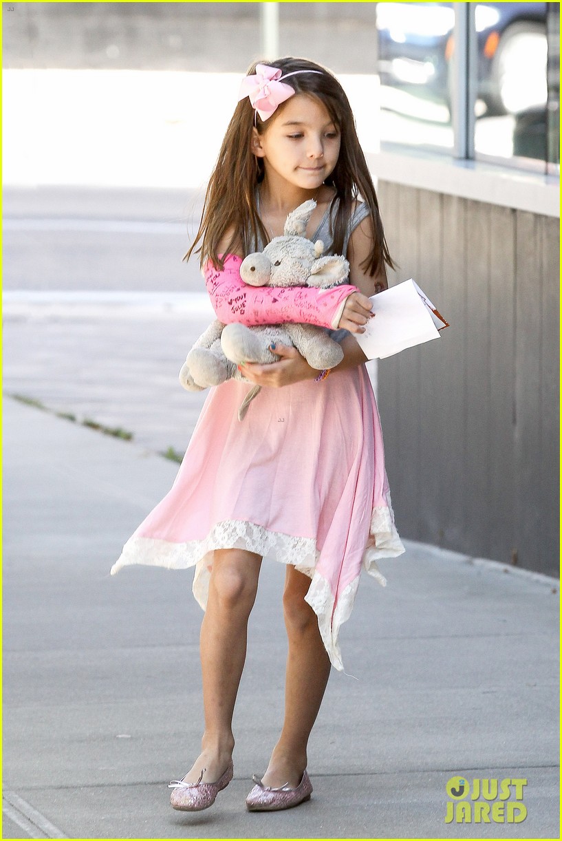 Katie Holmes: Nail Salon Stop with Suri!: Photo 2957631 | Celebrity