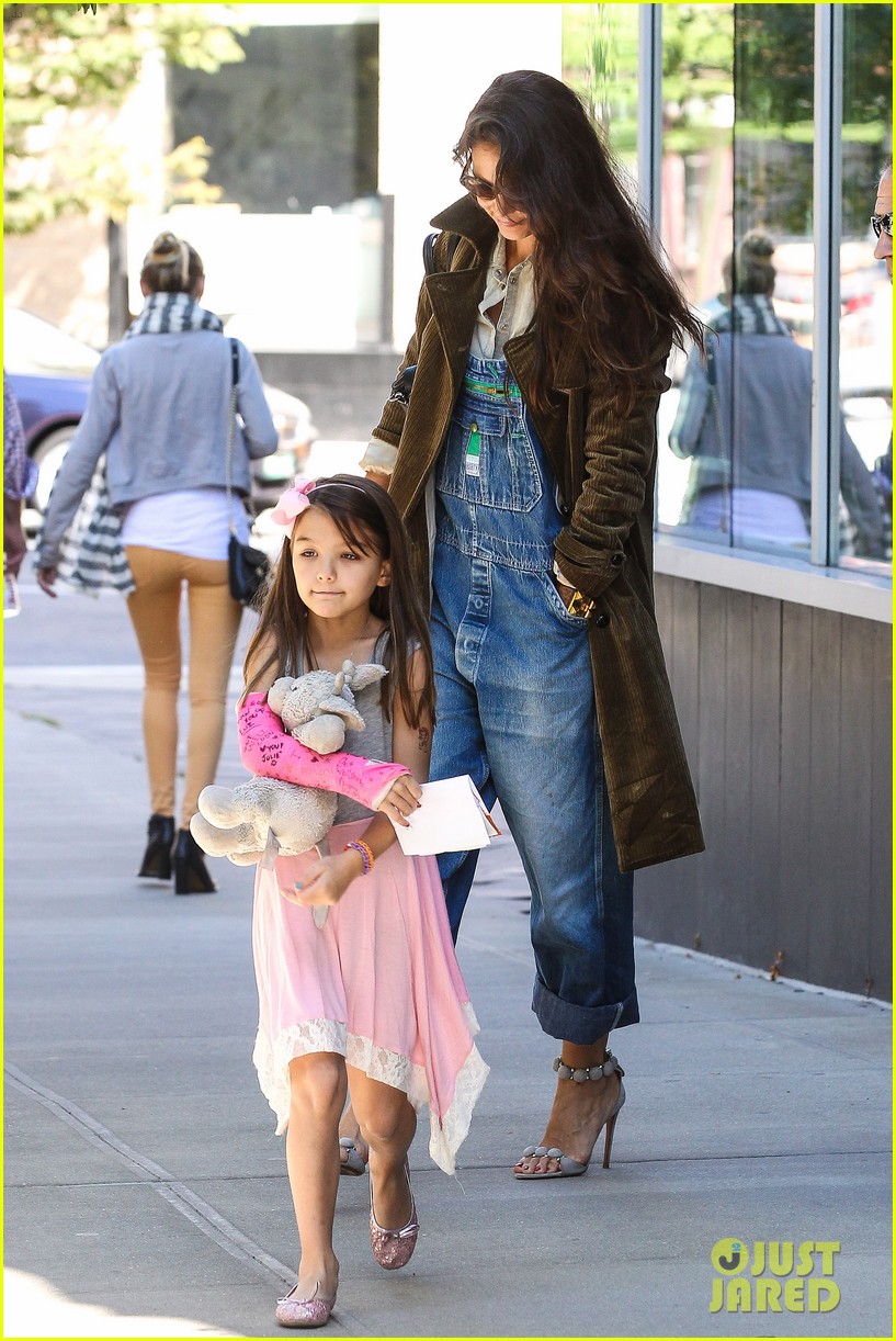 Katie Holmes: Nail Salon Stop with Suri!: Photo 2957633 | Celebrity