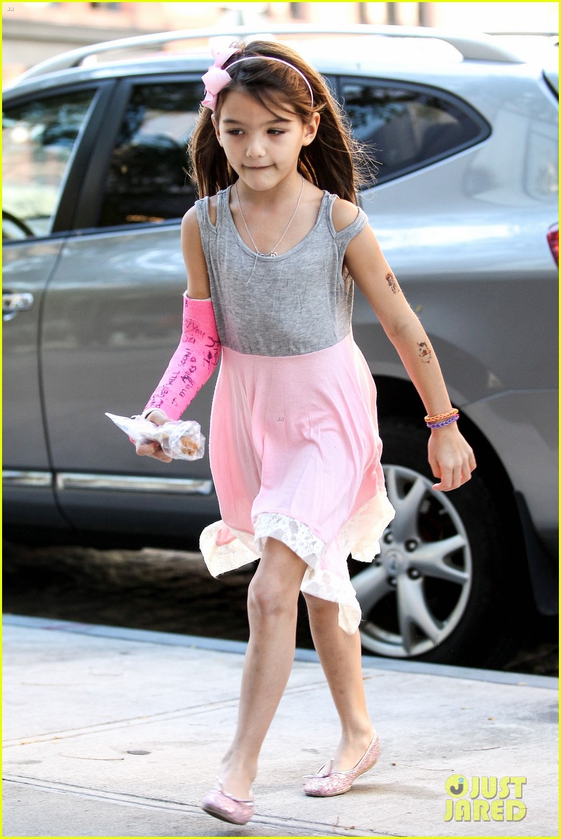 Photo: katie holmes nail salon stop with suri 07 | Photo 2957635 | Just