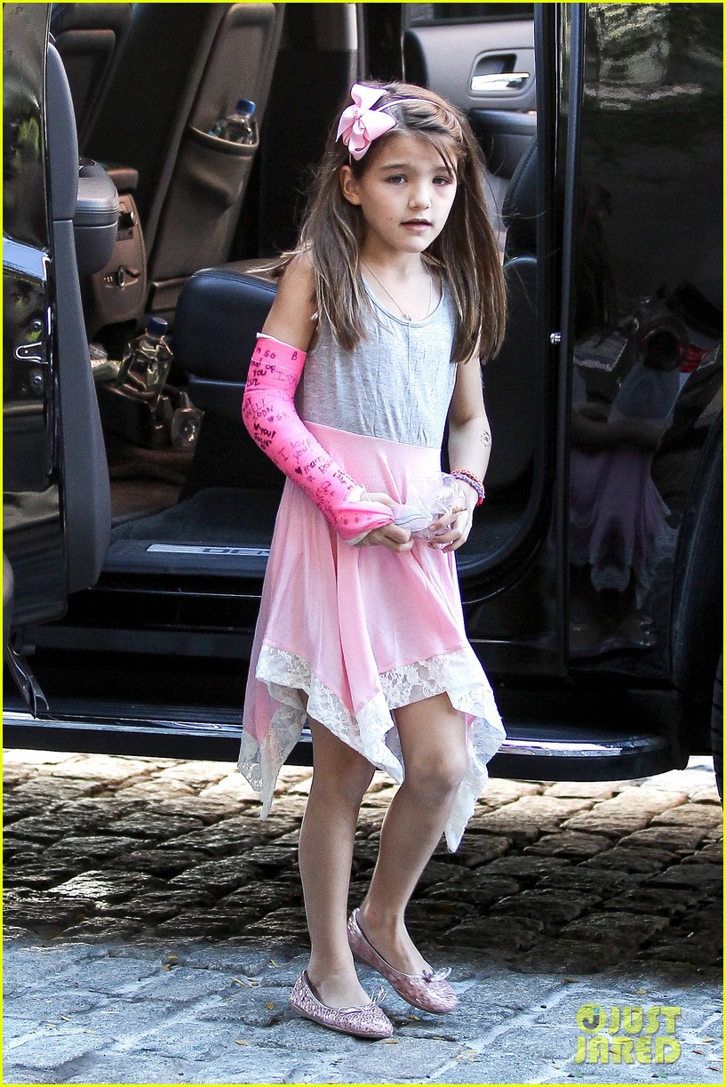 Katie Holmes: Nail Salon Stop with Suri!: Photo 2957638 | Celebrity