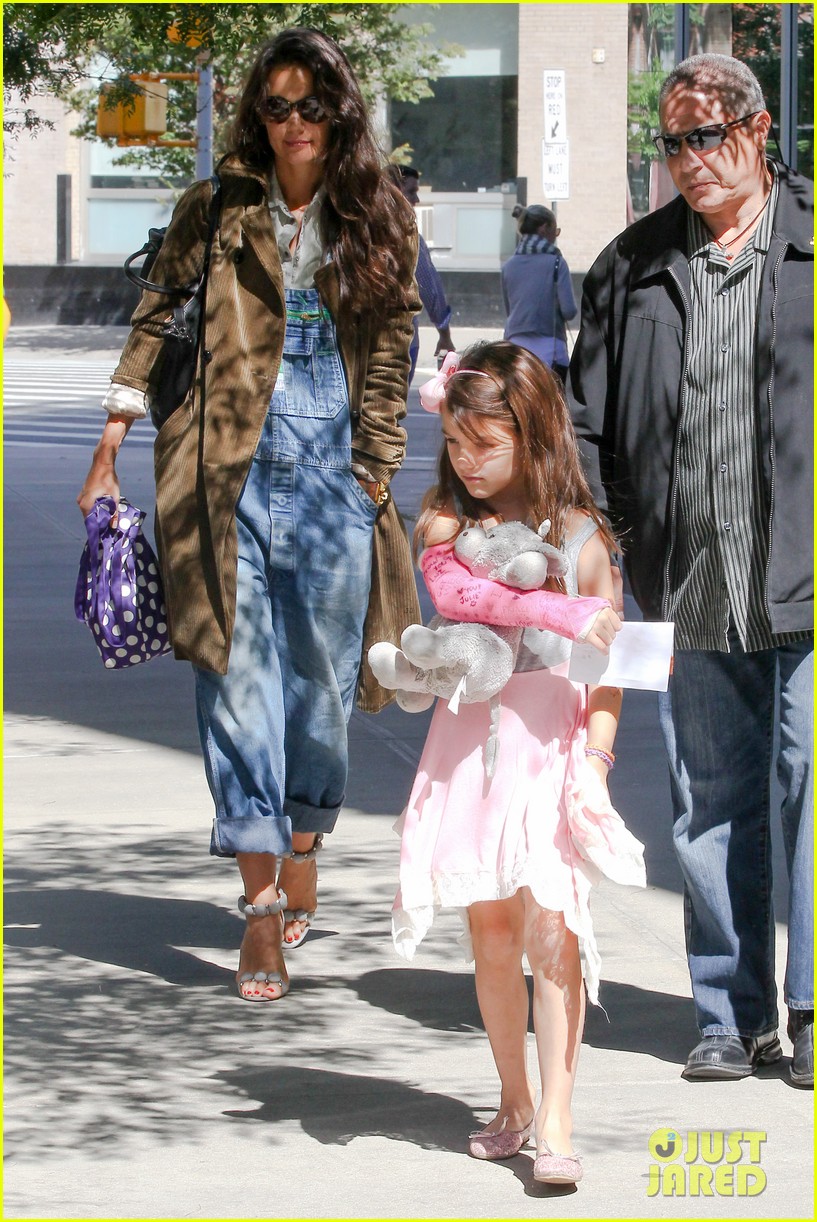 Katie Holmes Nail Salon Stop with Suri! Photo 2957658 Celebrity
