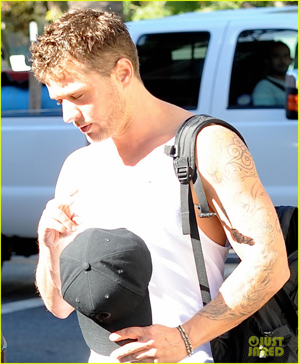Ryan Phillippe shows off his tattoos while getting into his car after a wor...