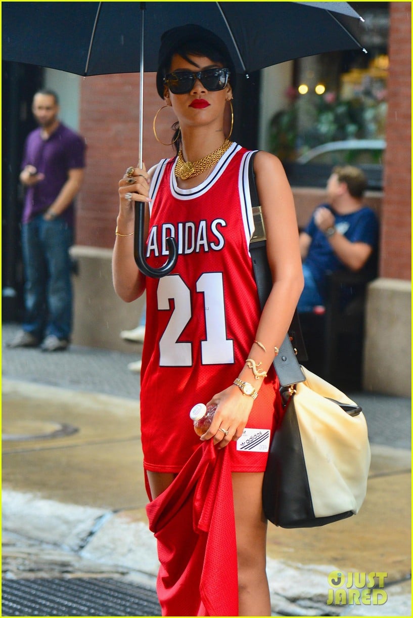 Seguid así corona Shipley Rihanna Wears Basketball Jersey Dress in Rainy NYC: Photo 2942591 | Rihanna  Photos | Just Jared: Entertainment News