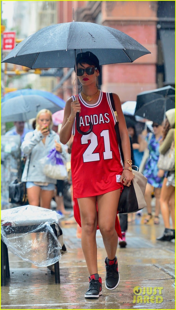 Pronombre Educación Fuera Rihanna Wears Basketball Jersey Dress in Rainy NYC: Photo 2942600 | Rihanna  Photos | Just Jared: Entertainment News
