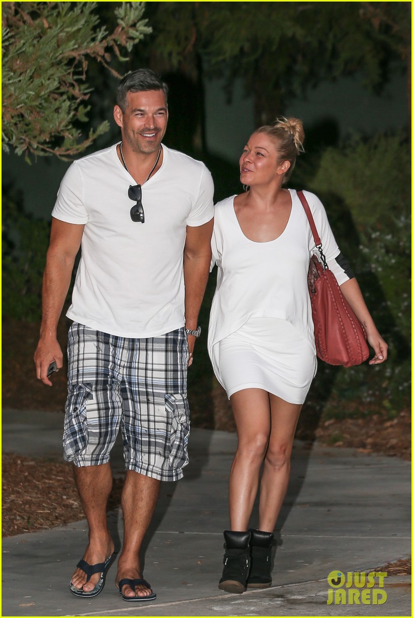 LeAnn Rimes & Eddie Cibrian Grab Dinner Before Flight to UK! Photo