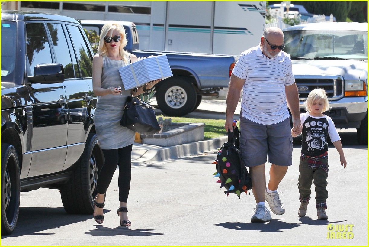 Gwen Stefani Celebrates Baby Shower with Gift! Photo 2961957
