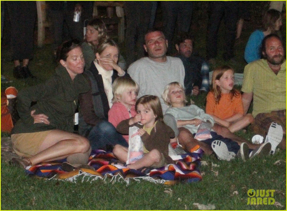Naomi Watts & Liev Schreiber Hamptons Family Movie Night! Photo(02)