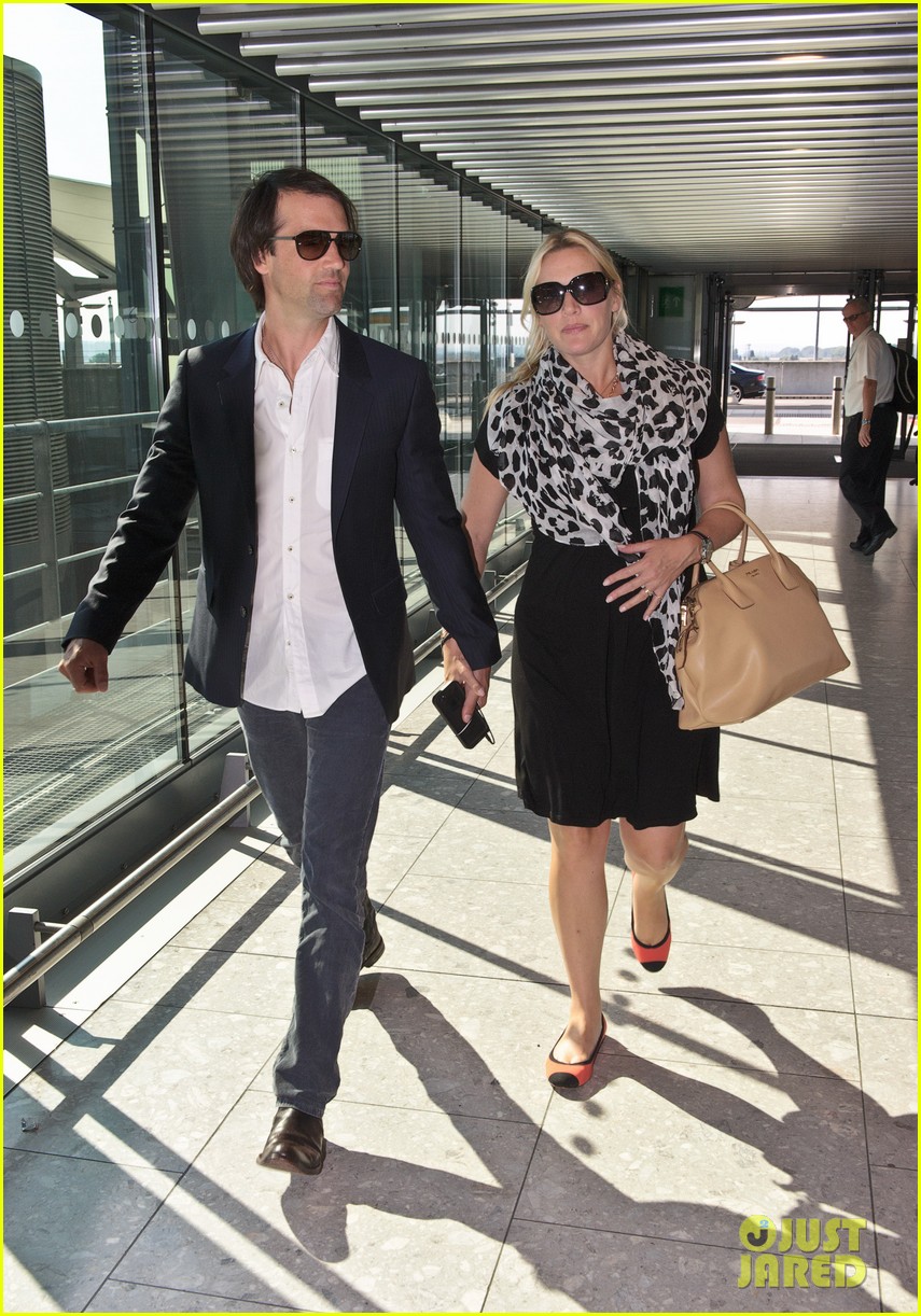 Pregnant Kate Winslet & Ned Rocknroll Hold Hands Before Flight!: Photo