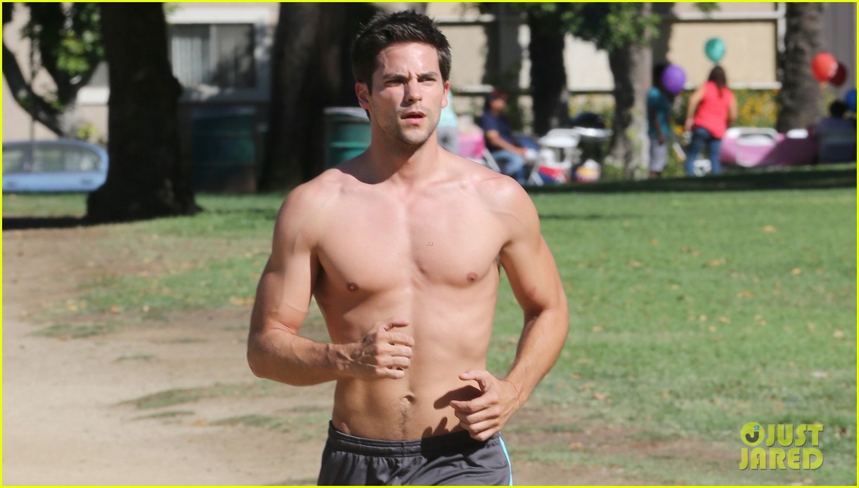 Brant Daugherty Shows Off Shirtless Abs During Park Workout! 