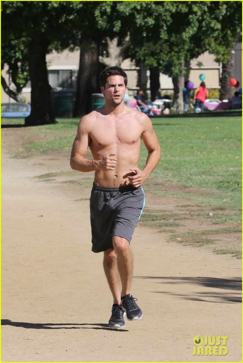 Brant Daugherty Shows Off Shirtless Abs During Park Workout! 