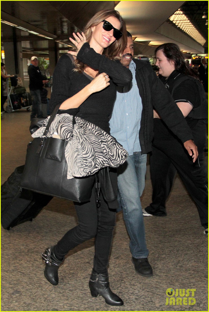 Gisele Bundchen & Erin Heatherton: Colcci Sao Paulo Show!: Photo