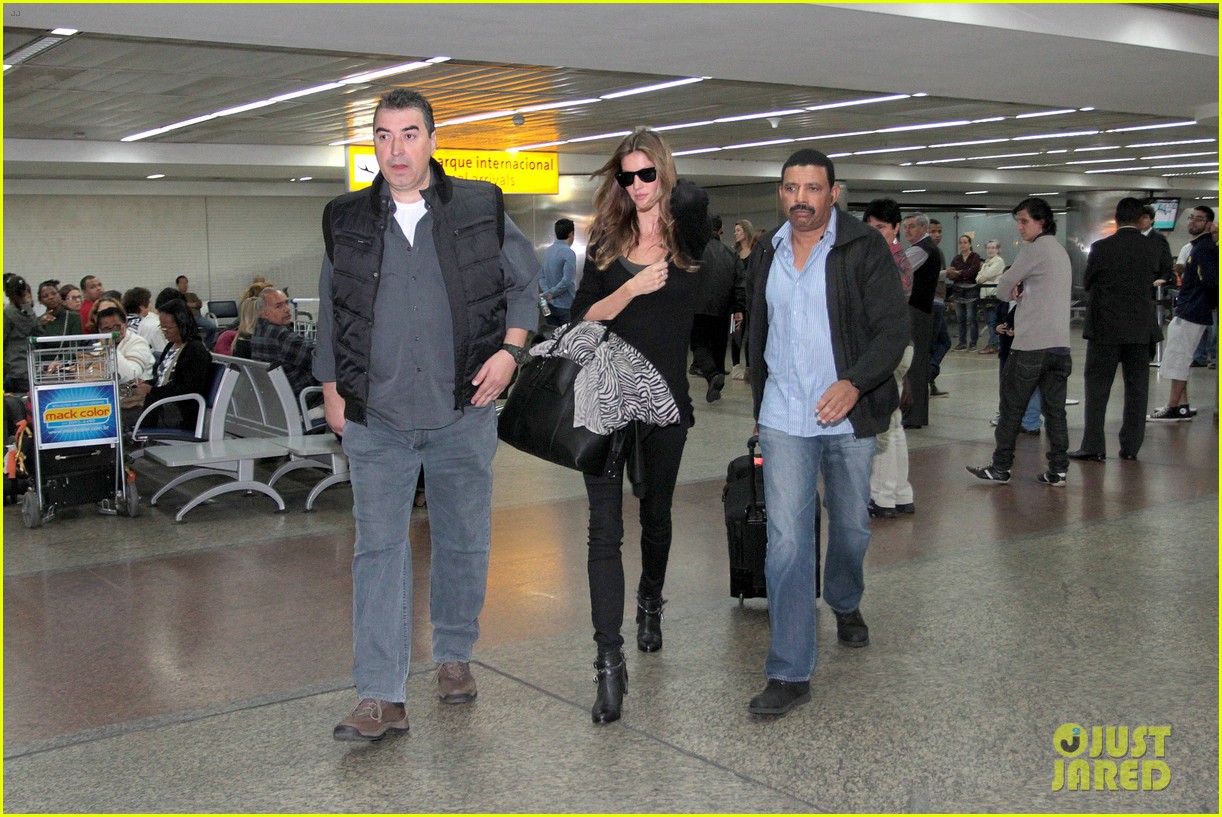 Gisele Bundchen & Erin Heatherton: Colcci Sao Paulo Show!: Photo