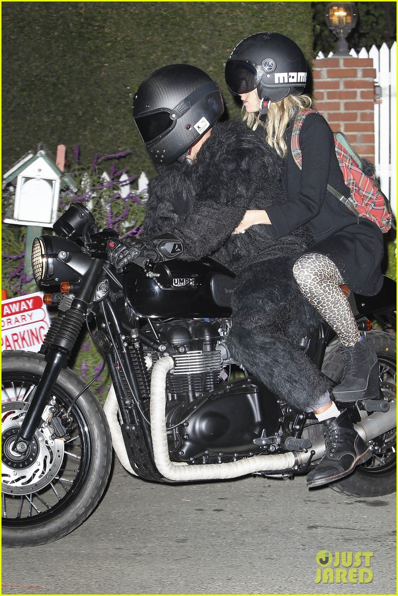 Bradley Cooper & Suki Waterhouse Halloween Party Pair! Photo 2981370(02)