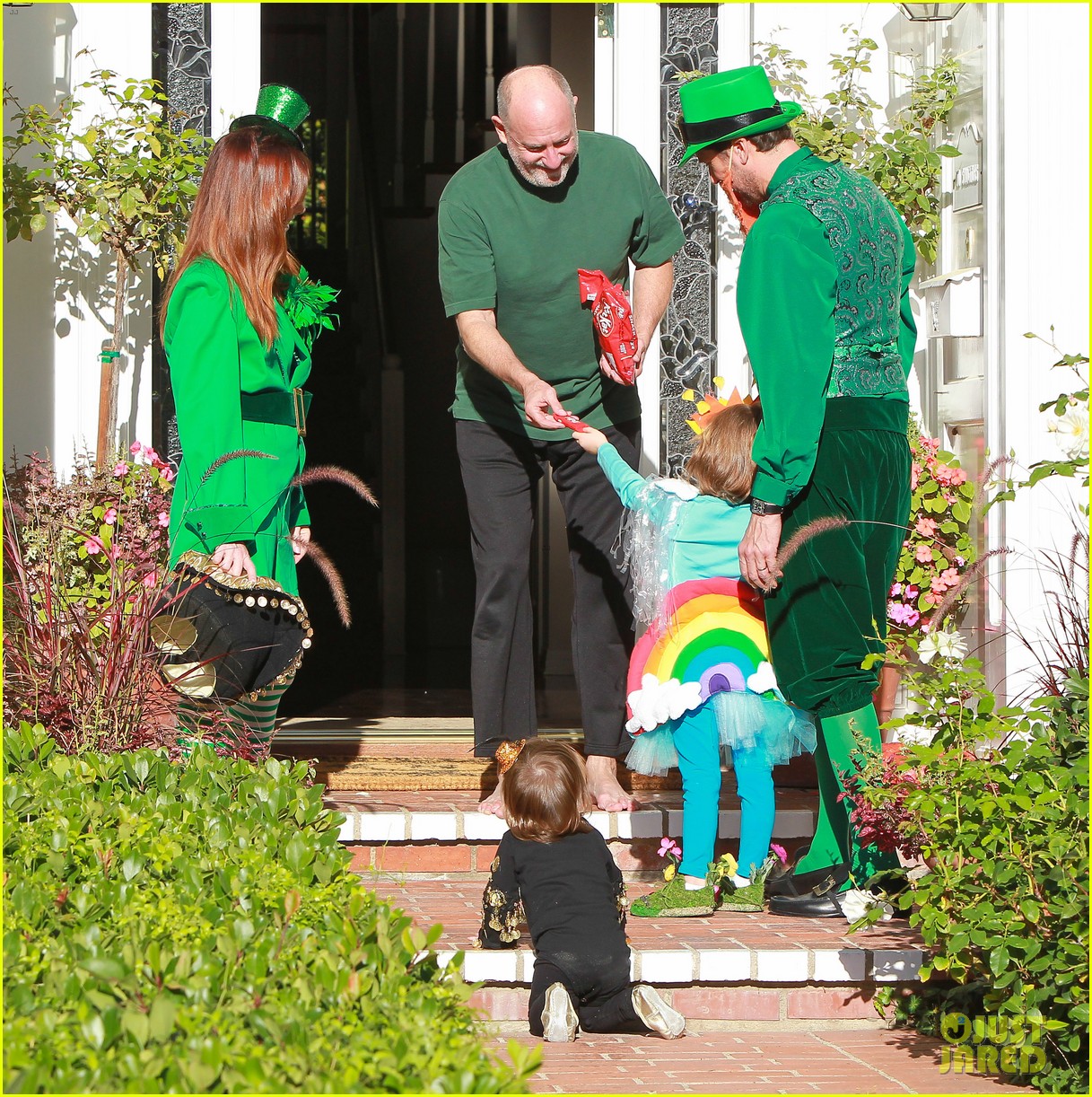 Alyson Hannigan & Family Leprechaun Hallowen Costume 2013! Photo(01)