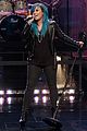 demi lovato debuts new blue hair for jay leno performance 03