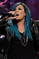 demi lovato debuts new blue hair for jay leno performance 04