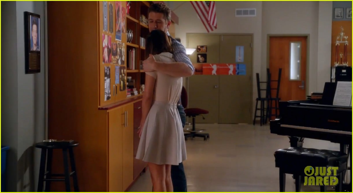 lea michele sings to cory monteith in glee farewell promo 052965475