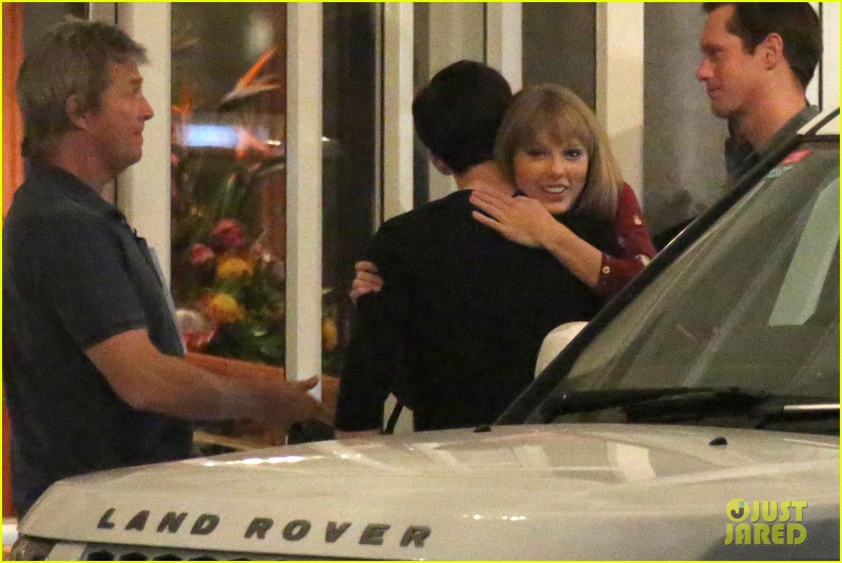 Taylor Swift & Alexander Skarsgard Dine with 'The Giver' Cast! Photo