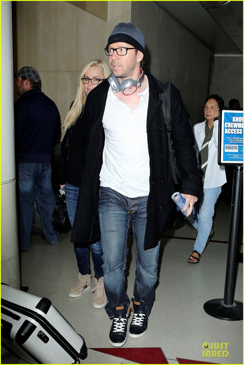 Donnie Wahlberg & Jenny McCarthy Hold Hands at LAX Airport! Photo