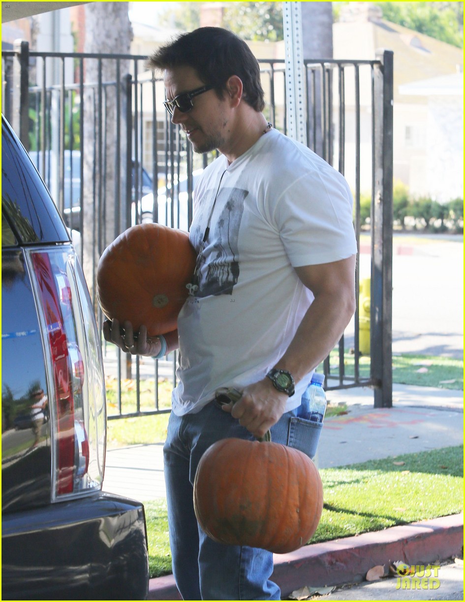 Mark Wahlberg Mr. Bones Pumpkin Patch with Family! Photo 2972237