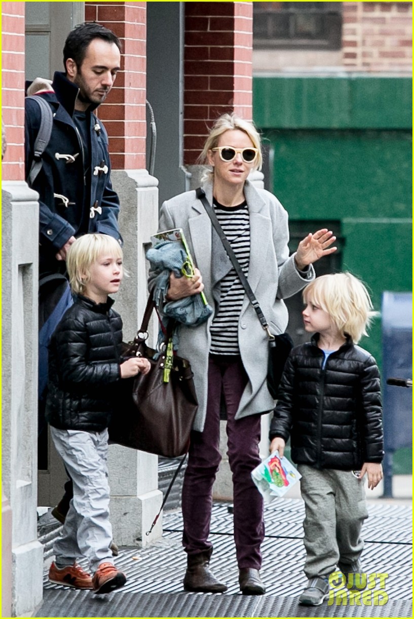Naomi Watts Bundles Up for Fall in New York City! Photo 2977634