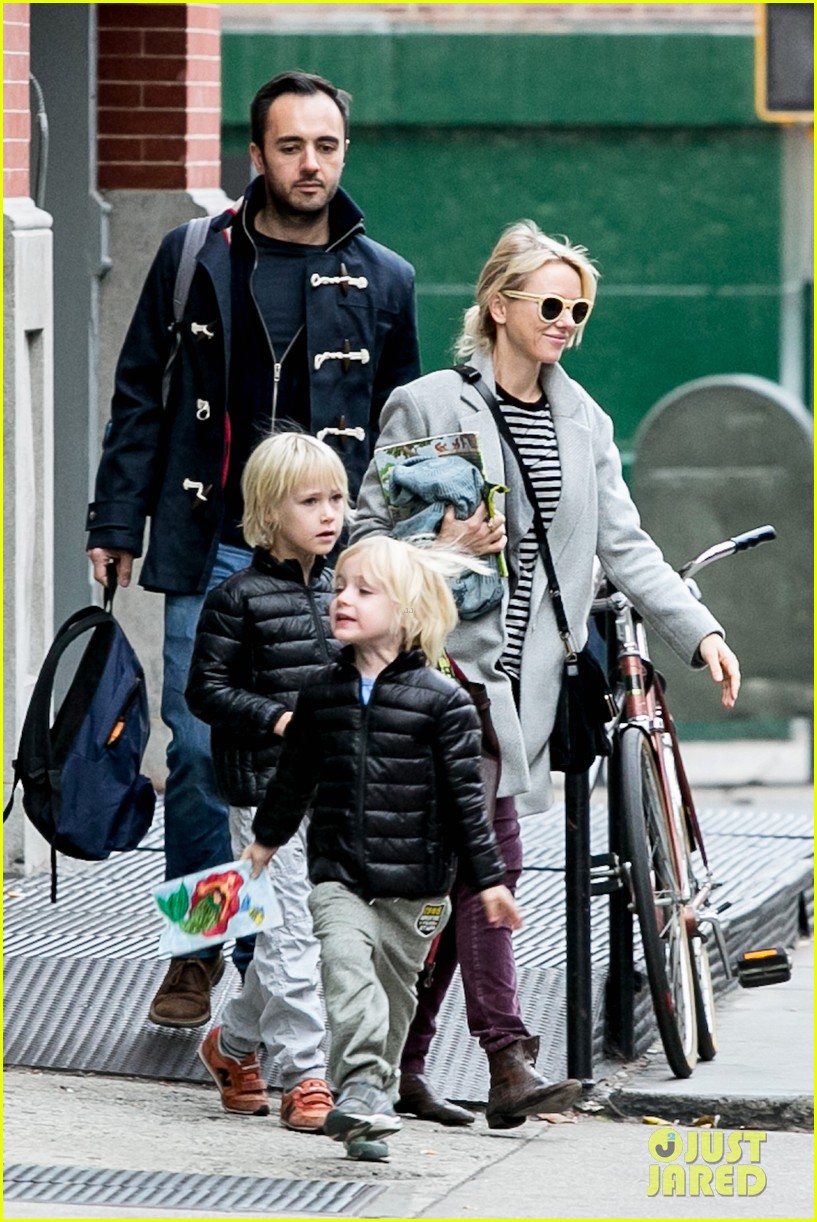 Naomi Watts Bundles Up for Fall in New York City! Photo 2977636