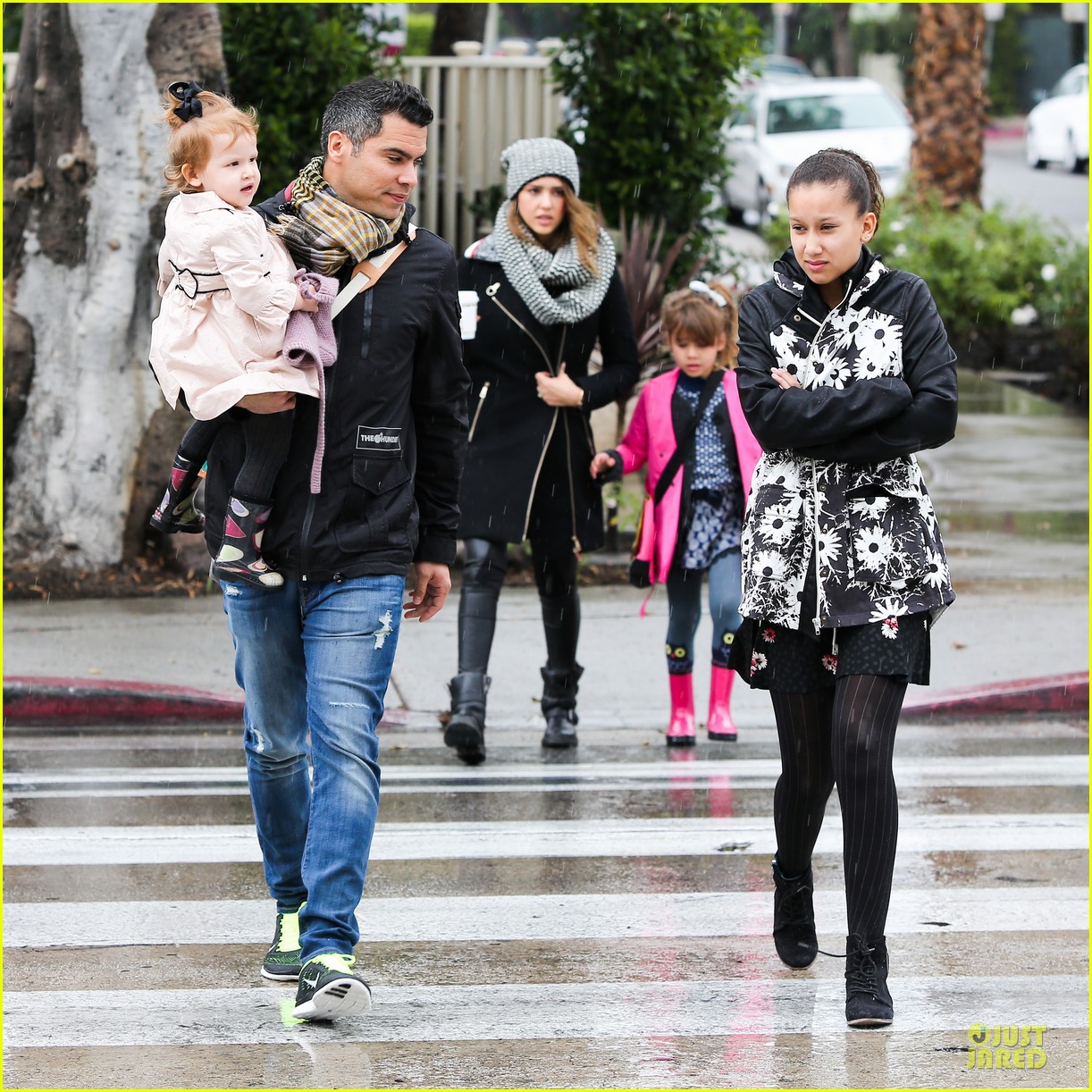 Jessica Alba & Cash Warren Wet Family Stroll After Thanksgiving(02)