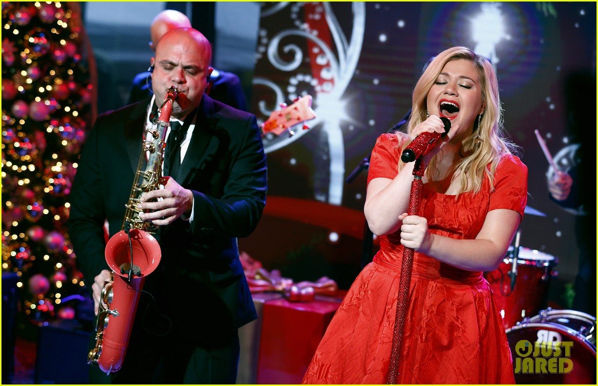 Pregnant Kelly Clarkson Sings Christmas Song on 'Today Show' Photo